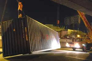 Xe ôm kể thoát chết trong gang tấc khi thùng xe container rớt 