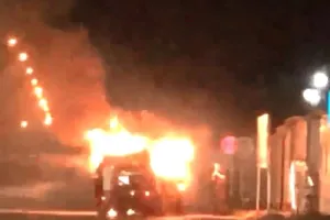 Đâm vào dải phân cách, ôtô cháy nổ giữa đường ở Hạ Long