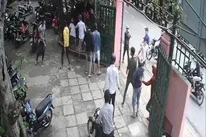 Nhóm hơn 25 người đánh ba người của quán nước bị thương