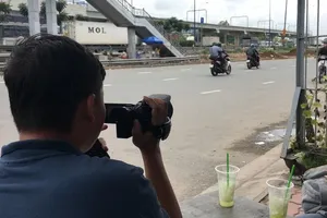 Clip: CSGT mặc thường phục ghi hình xe vi phạm ở Thủ Đức