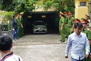 Bị cáo Nguyễn Hữu Linh được bảo vệ nghiêm ngặt khi rời tòa 