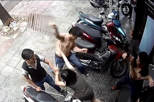 Video: Bị hàng xóm đánh nhập viện vì vũng nước trước nhà