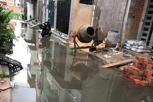 Video: Dân 'kêu trời' vì công trình biệt thự lấn rạch