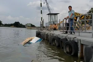 Sà lan gần 2.000 tấn mất lái, tông chìm canô