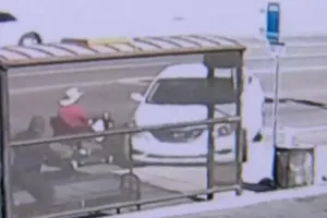 Khoảnh khắc cụ già đi xe lăn thoát chết gang tấc