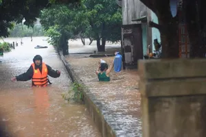Video: Mang mì tôm, sữa, bánh đến những vùng cô lập ở Lao Bảo