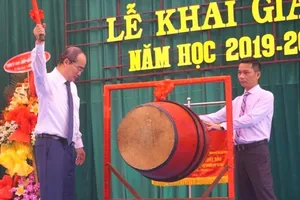 Video: Bí thư Nhân đánh trống khai giảng năm học mới