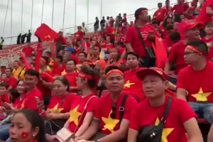 Sôi động không khí trên sân Thammasat trước trận VN - Thái Lan