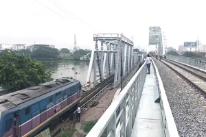 Video: Chuyến tàu cuối cùng chạy qua cầu đường sắt Bình Lợi cũ