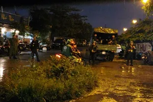 Video: Cảnh sát cơ động dầm mưa phong tỏa Công ty Alibaba