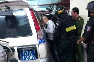 Video: Áp giải CEO và giám đốc Alibaba lúc rạng sáng