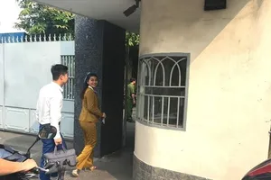 Video: Phó TGĐ đối ngoại Alibaba đến trụ sở công an làm việc