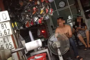 Video: Điểm làm biển số giả cạnh trụ sở công an