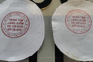 Video: Tiệm phôtô làm sổ đăng kiểm 'không thể phát hiện giả'