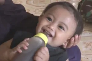 Quá nghèo, phụ nữ cho con uống cà phê thay sữa