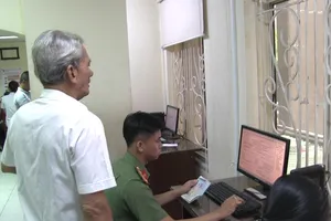 Video: Dân hài lòng dịch vụ hồ sơ trực tuyến ở PA08 TP.HCM