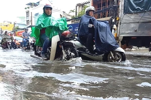 Video: Đường Lạc Long Quân bị ngập nước sau cơn mưa