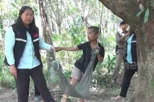 Cậu bé bị cha xích vào cây để không bỏ đi chơi