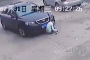 Bé trai sống sót kỳ diệu sau khi bị ô tô cán qua rồi kéo lê