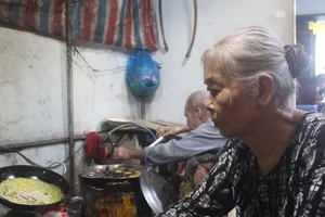 Vợ chồng già bán bánh khọt chữa bệnh miễn phí cho người nghèo