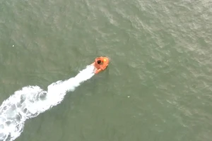 Thử nghiệm phao cứu hộ tự động trên biển ở Vũng Tàu