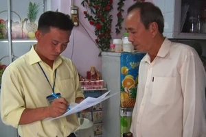 Video: Dân chỉ cần ngồi nhà, thủ tục sao y đã có cán bộ lo