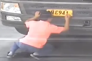 Bị tóm sau khi lén 'vẽ' biển số xe