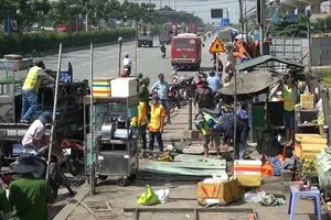 Video: Công an dẹp các quán nước ở trạm xe buýt gần Suối Tiên