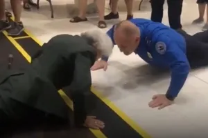 Cụ bà 84 tuổi thách thức sĩ quan trẻ thi hít đất