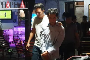 Video: Trắng đêm khám xét nơi ở của băng móc túi Suối Tiên