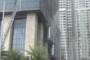 Video: Cảnh sát đu dây cứu người tại tòa nhà Landmark 81