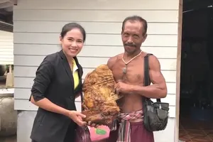 Nhặt được vật lạ trên biển, người đàn ông mang bán được 7,4 tỉ