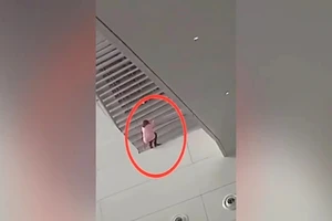 Lính tuần tra tay không bắt gọn cô gái nhảy lầu tự tử