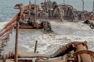 Video: Bắt quả tang 3 sà lan khai thác cát trái phép ở Cần Giờ