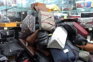 Video: Hàng ngàn đồ hiệu dỏm tại chợ Bến Thành, Sài Gòn Square