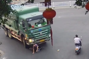 Cụ ông sống sót kỳ diệu sau khi bị xe tải kéo vào gầm