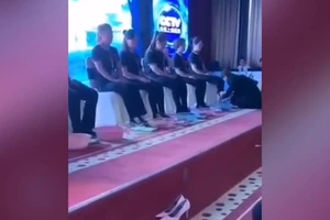 CEO quỳ xuống rửa chân cho nhân viên có doanh thu cao