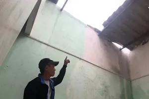 Video: Người dân Quảng Ngãi oằn mình chống bão số 6