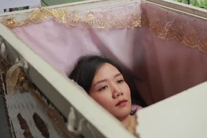 Bạn có dám nhâm nhi một cốc cà phê trong... quan tài?