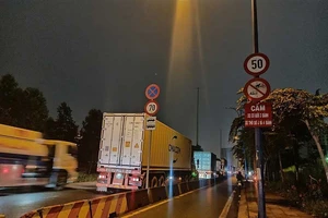 Video: Xe tải, xe container vô tư đậu trước biển cấm ở TP.HCM