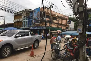 Sống sót sau khi bị dây điện 22.000 V rơi trúng