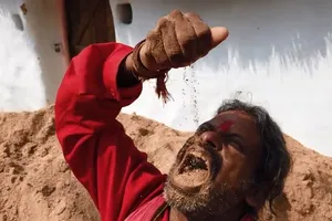 Người đàn ông mỗi ngày ăn 1 kg đất cát để sống