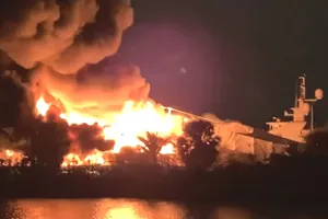 2 du thuyền 20 triệu USD bị lửa thiêu rụi