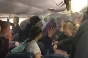 Hành khách sơ tán khẩn vì khoang máy bay bỗng dưng bốc khói