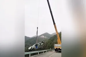 Sống sót kỳ diệu sau khi rơi xuống vực sâu 100 m