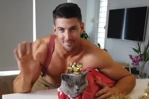 Lính cứu hỏa đẹp trai dạy cách gói quà Giáng sinh gây sốt