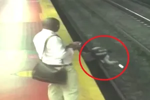 Mải xem điện thoại, người đàn ông lọt xuống đường ray tàu điện