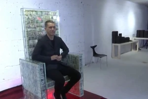 Bạn có muốn thử một lần ngồi lên một đống tiền?