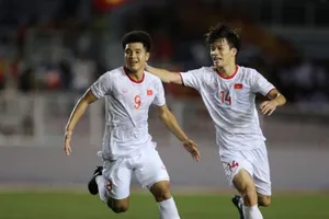 Pha ghi bàn của Đức Chinh giúp Việt Nam thắng Singapore