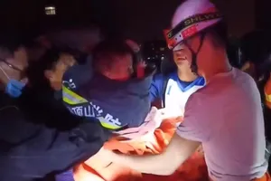 Hồi hộp giải cứu bé nhỏ rơi xuống giếng trong đêm